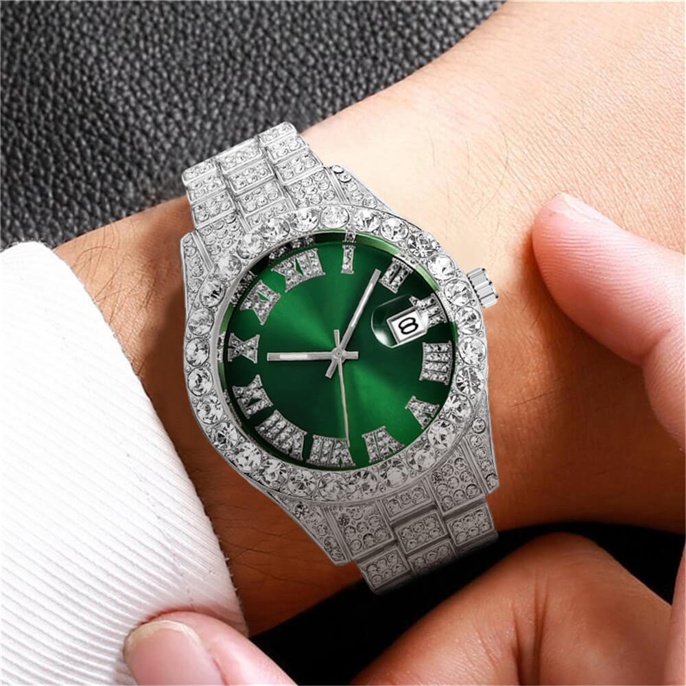 Glitrende luksus herreklokke med iset design og romertall. Trendy armbåndsur for menn.