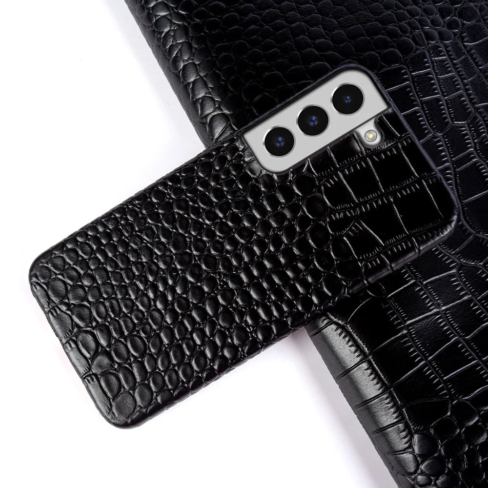 Elegant lærveske for Samsung S25 i hånden, komfortabelt og beskyttende mobilcover i lær.