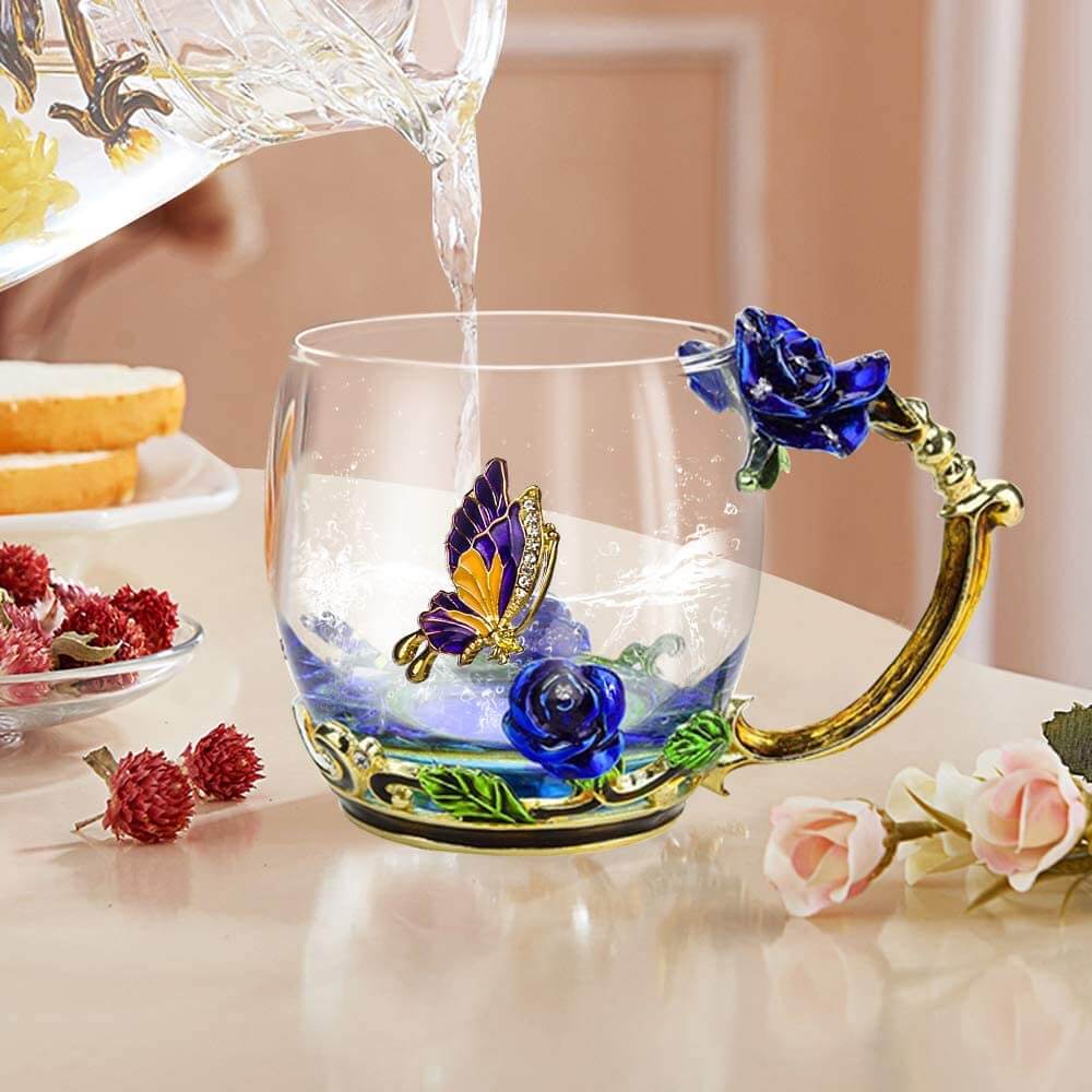 Fint krystall glasskrus med levende blå rose, perfekt for luksuriøs borddekking og daglig glede.