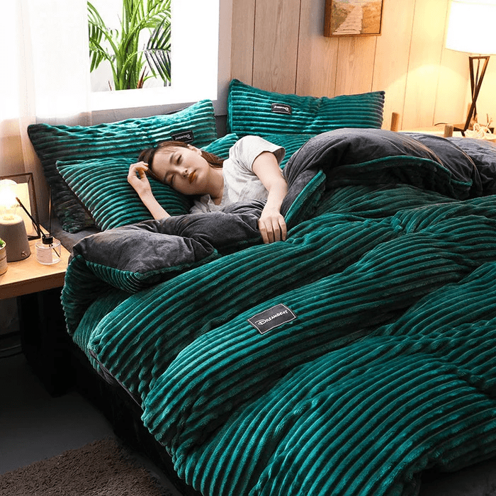 Vendbart sengesett, luksuriøst design i korallfleece og fløyel. Maskinvaskbart for enkel pleie.