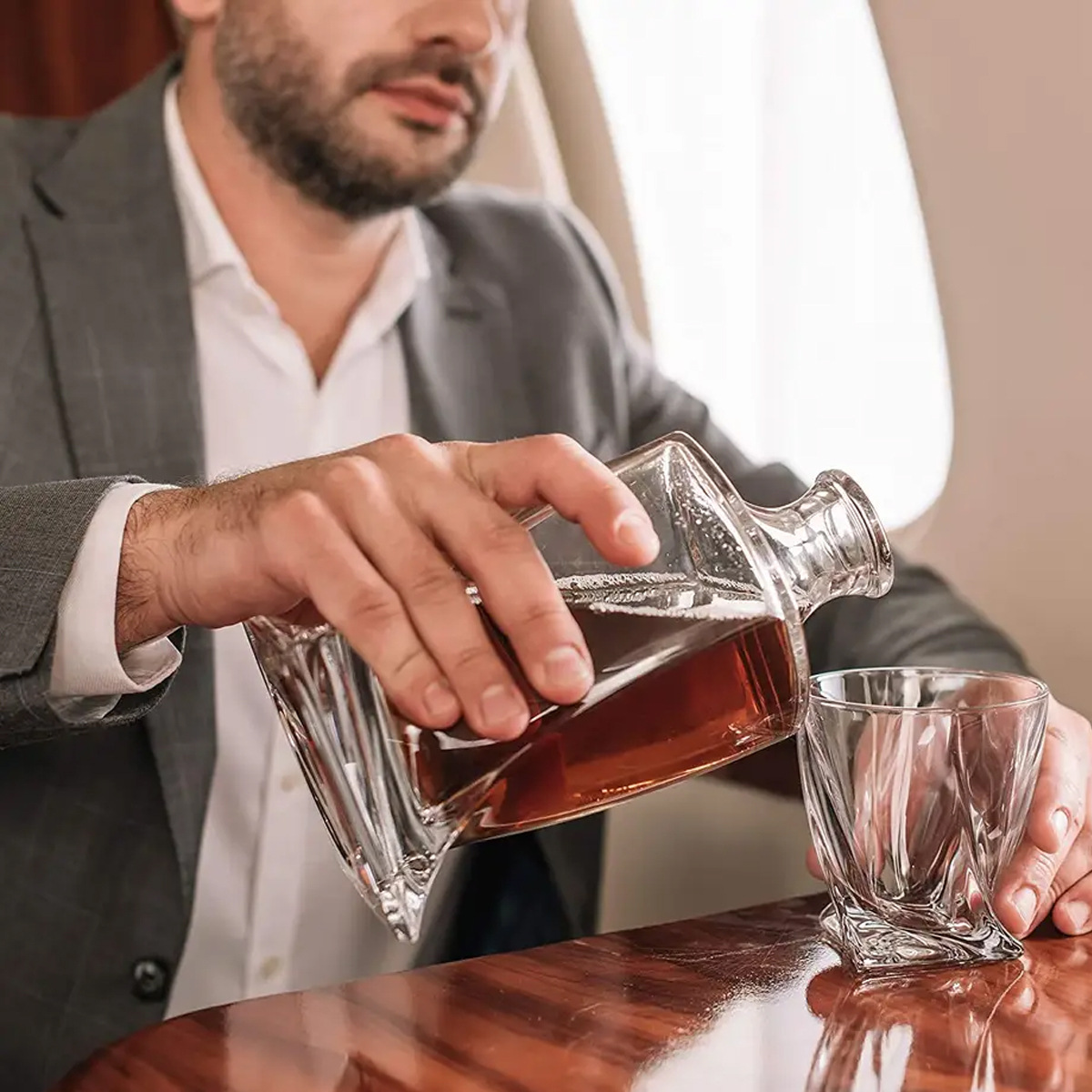 Komplett whisky drikkesett: krystallkaraffel, glass og kjølesteiner. Nyt favorittwhiskyen din.