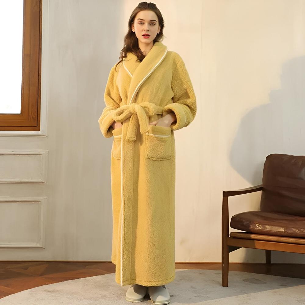Elegant unisex fleecebadekåpe med fluffy korallfleece, gir suveren varme og komfort etter badet.