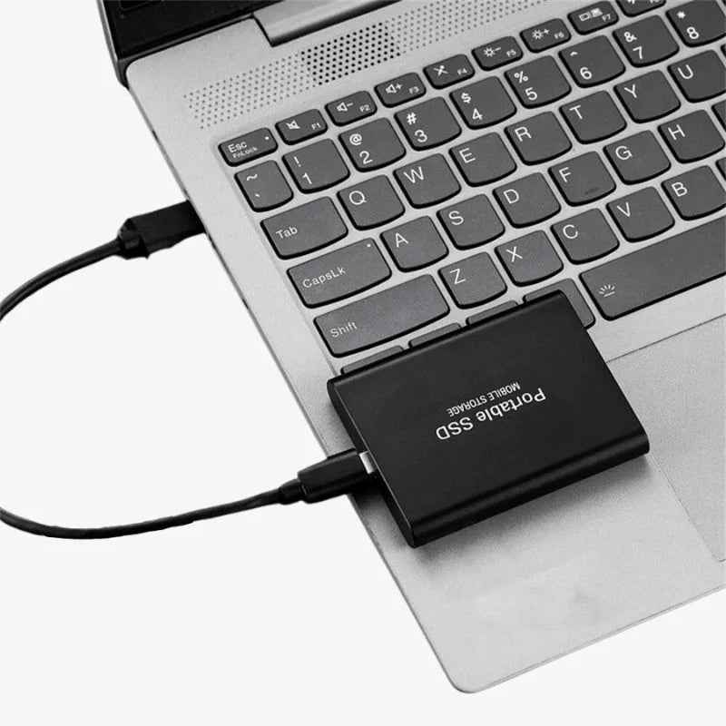 Kompakt bærbar ekstern SSD for mobil lagring, ideell for sikkerhetskopi på farten.