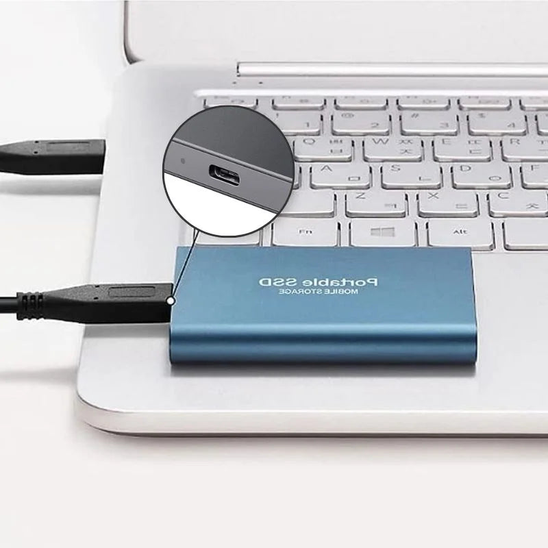 Nærbilde av lynrask ekstern SSD med USB 3.2-port, klar for høyhastighets dataoverføring.