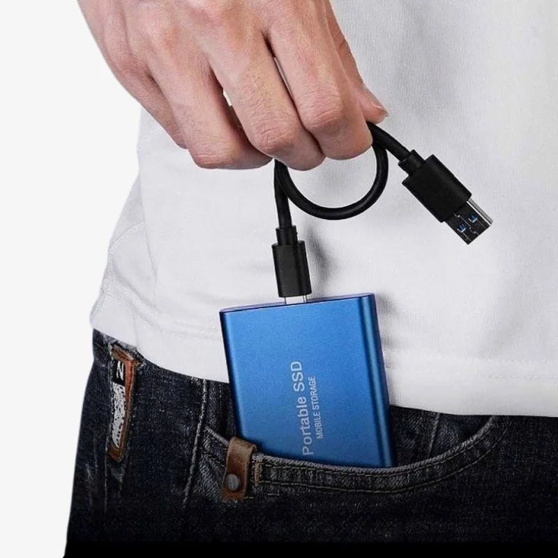 Robust ekstern SSD koblet til spill-PC, perfekt for utvidet gaming lagring og raske lastetider.