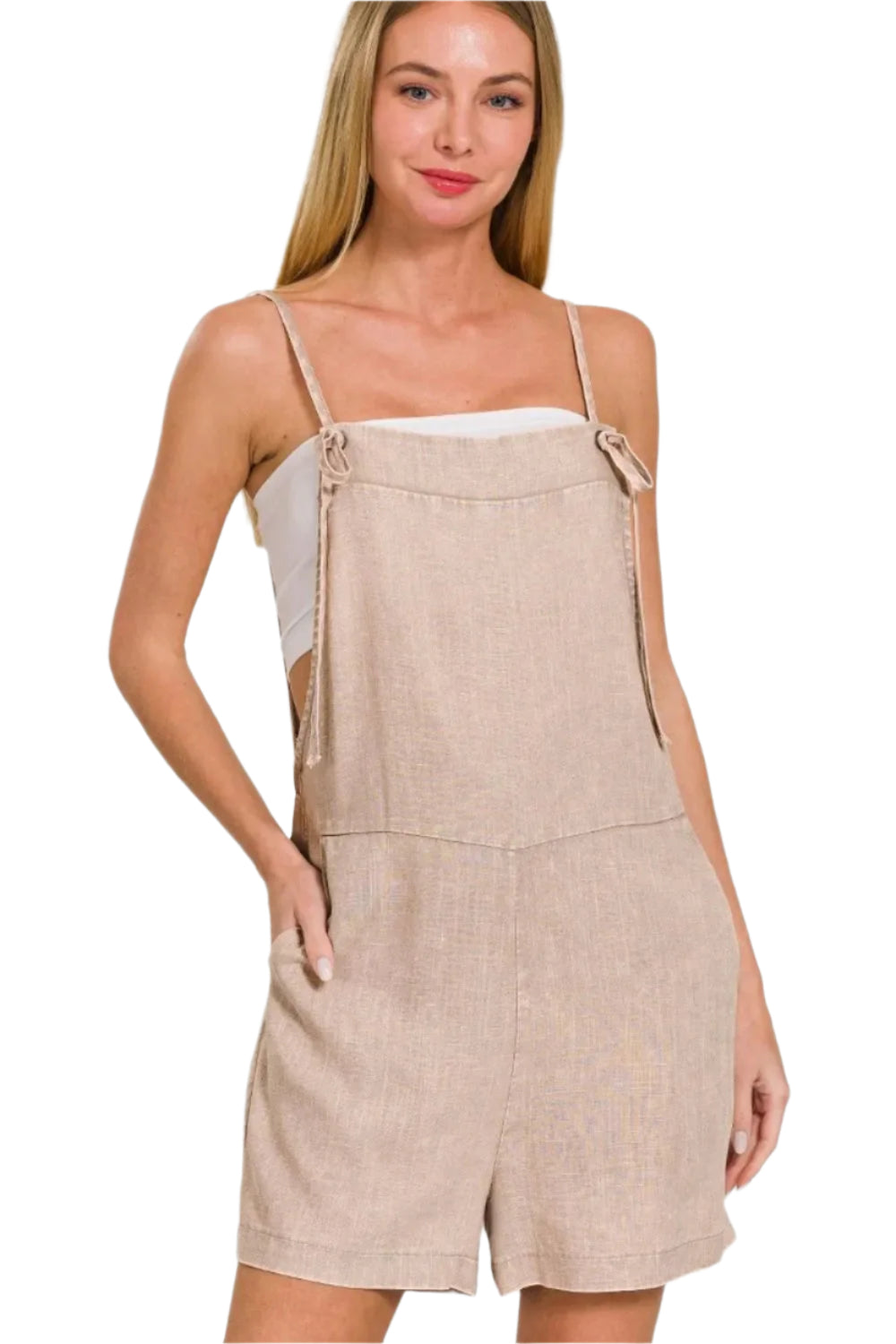 Lys brun dame romper med justerbare stropper, komfortabel vasket stil, perfekt for sommeren.