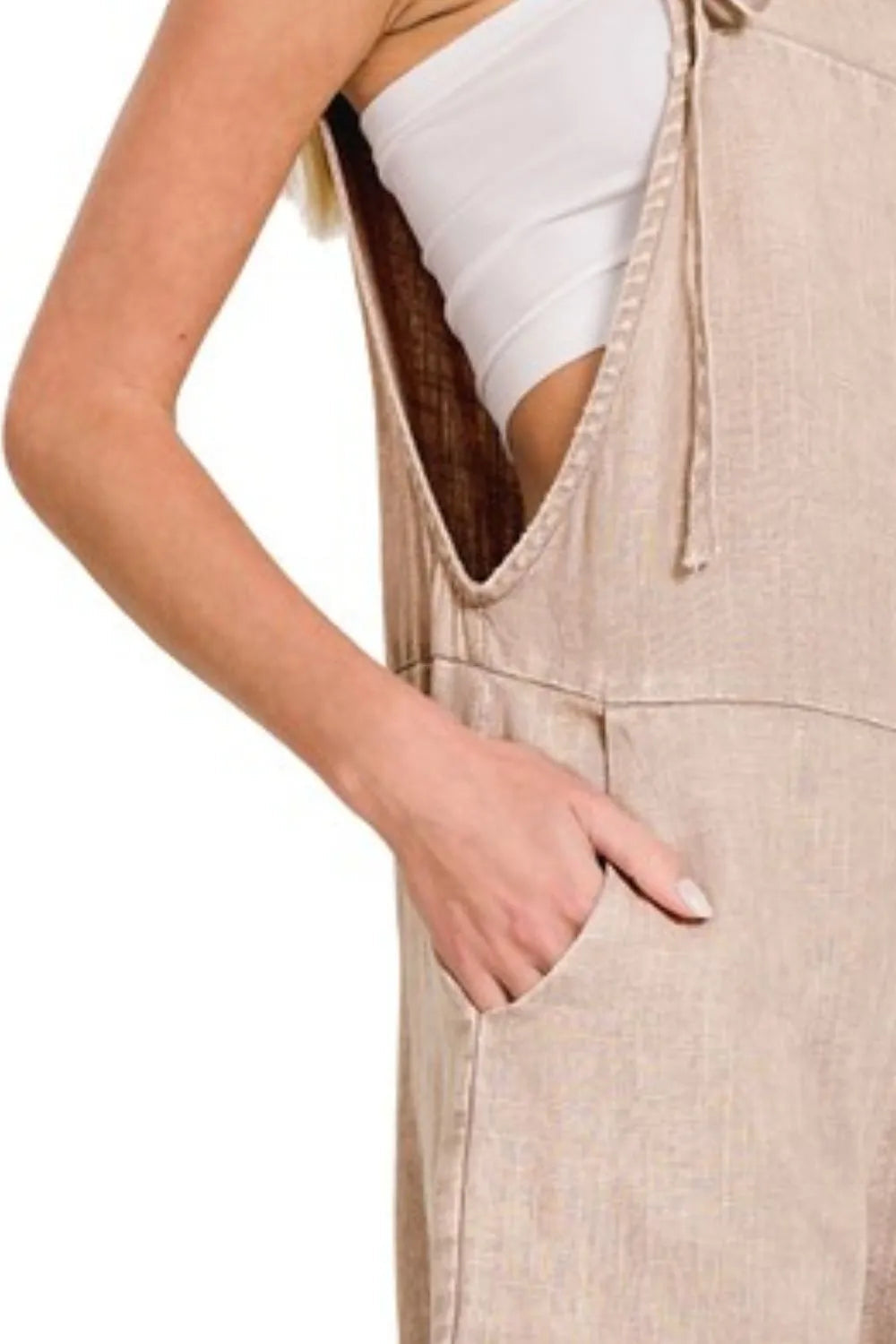 Komfortabel jumpsuit/romper for kvinner, lys brun, justerbare stropper for en avslappet sommerlook.