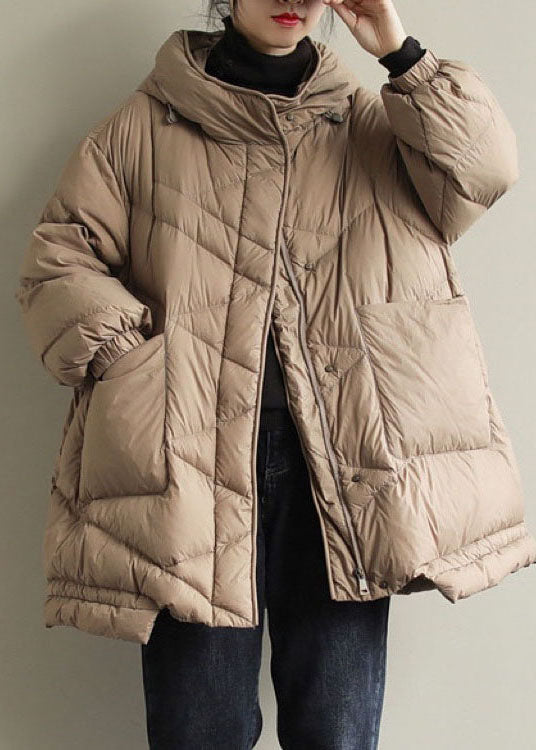Beige moderne dame vinterjakke, stilfullt yttertøy med hette. Perfekt for utendørs aktiviteter.