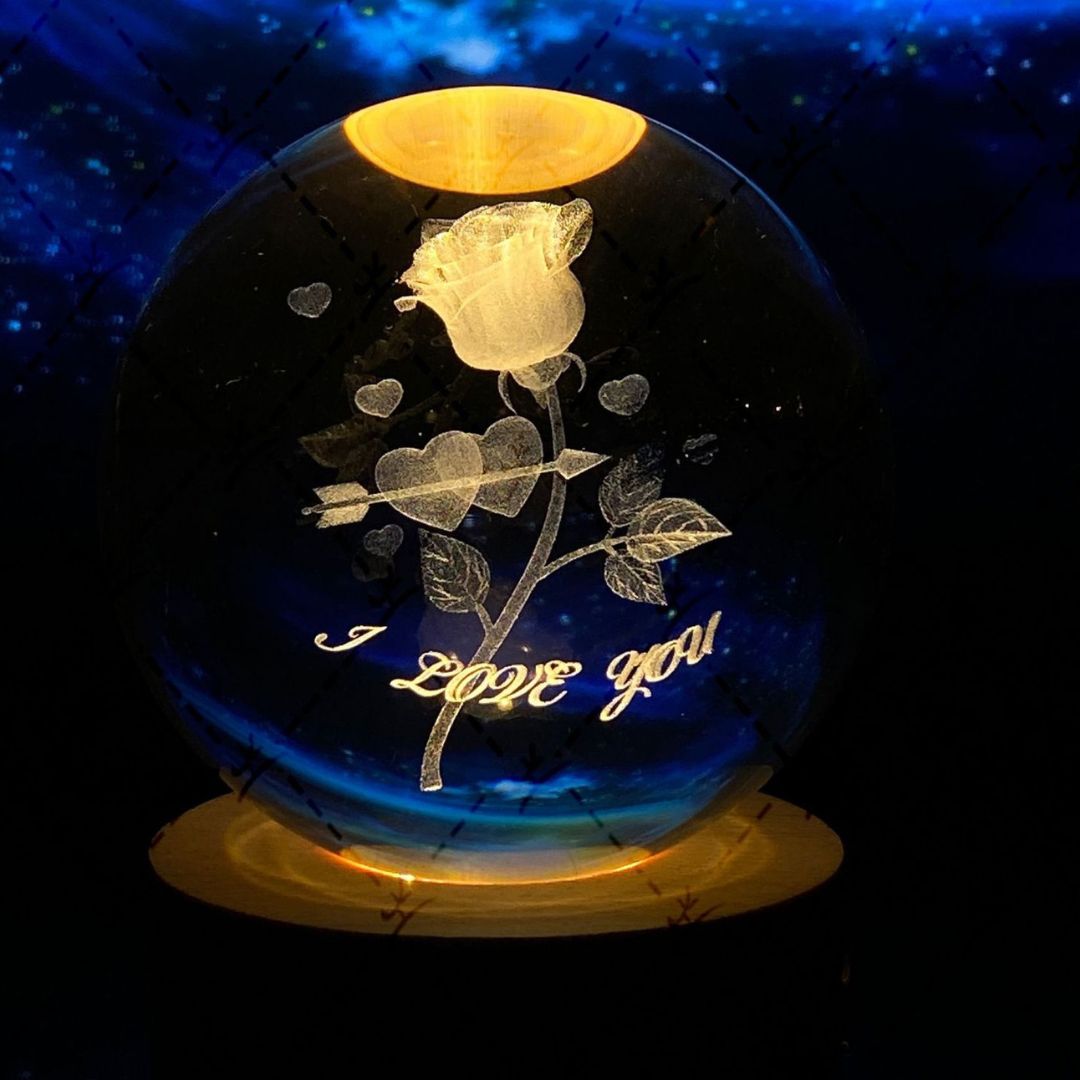 Funksjonell månekrystallkule lampe, gir behagelig LED-lys til interiøret.