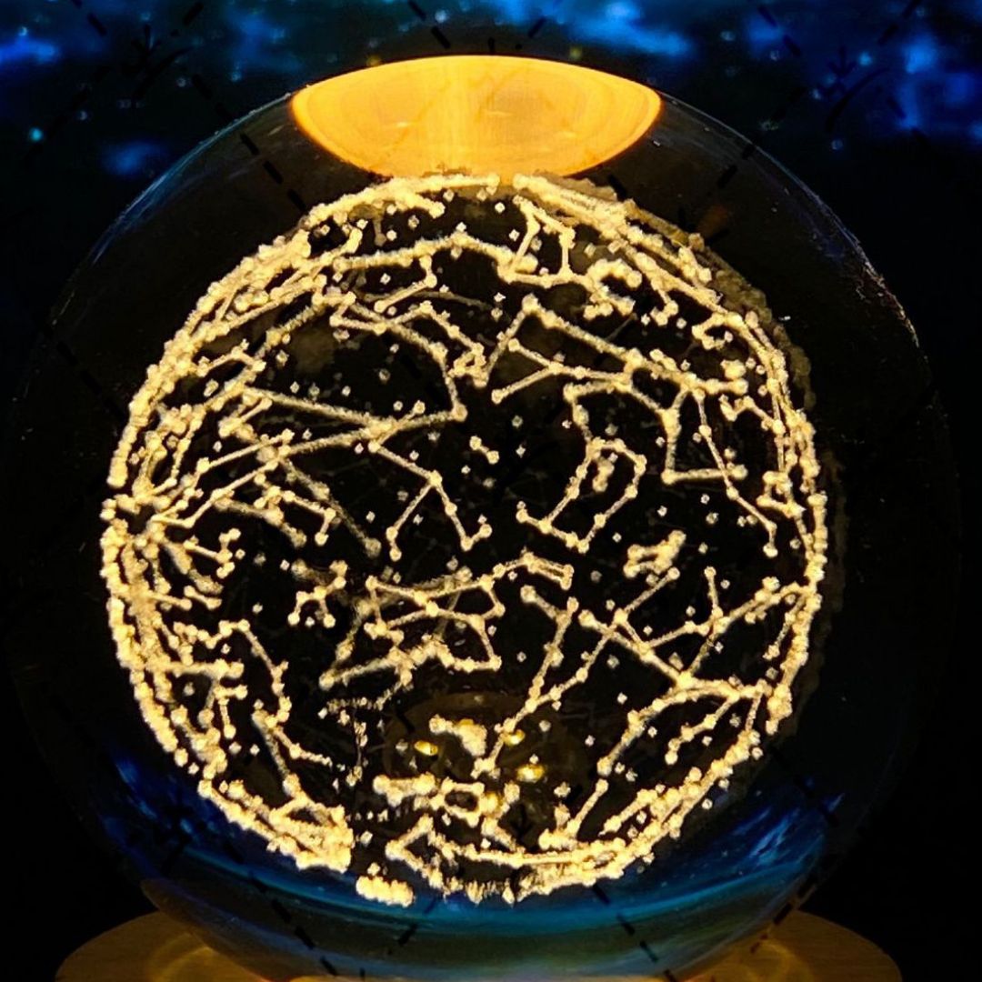 Månekrystallkule nattlampe for barn, med beroligende LED-belysning.