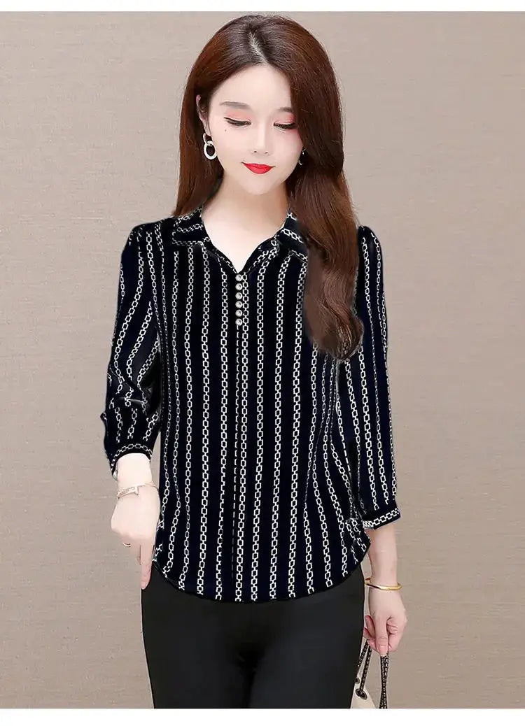 Moderne mønstret bluse for kvinner. Elegant, komfortabel og trendy for sommeren.