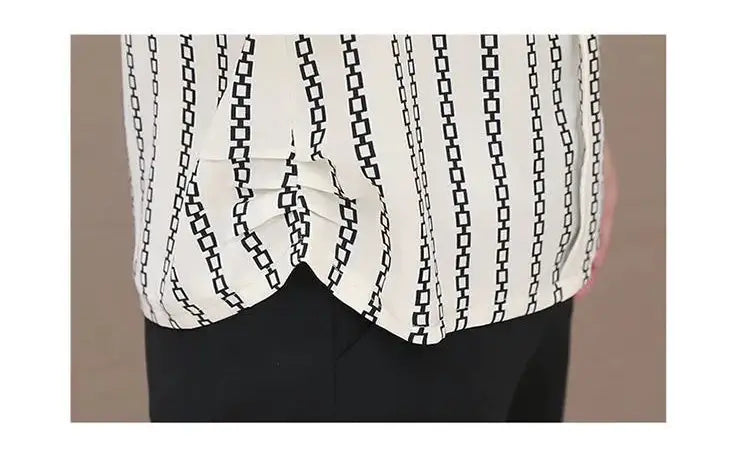 Mønstret elegant bluse for kvinner. Komfortabel, rynkefri og moteriktig til alle anledninger.