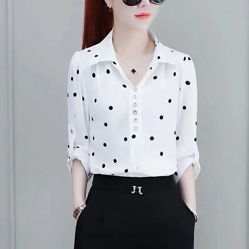 Festklar mønstret bluse for kvinner. Elegant stil, perfekt for spesielle anledninger.