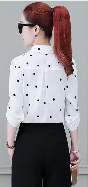 Sommerlig mønstret bluse for kvinner. Elegant, lett og komfortabel for varme dager.