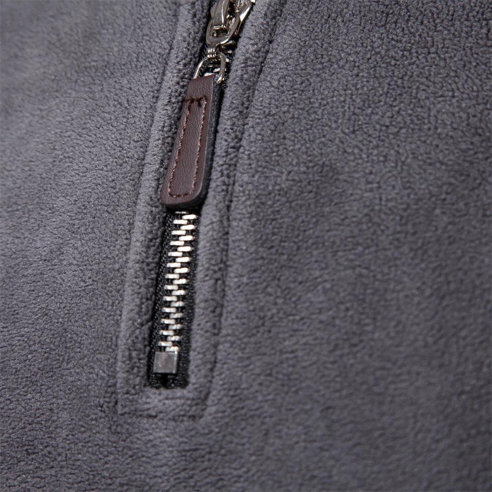 Robust glidelås på en stilren herrejakke i fleece, designet for varme og komfort.