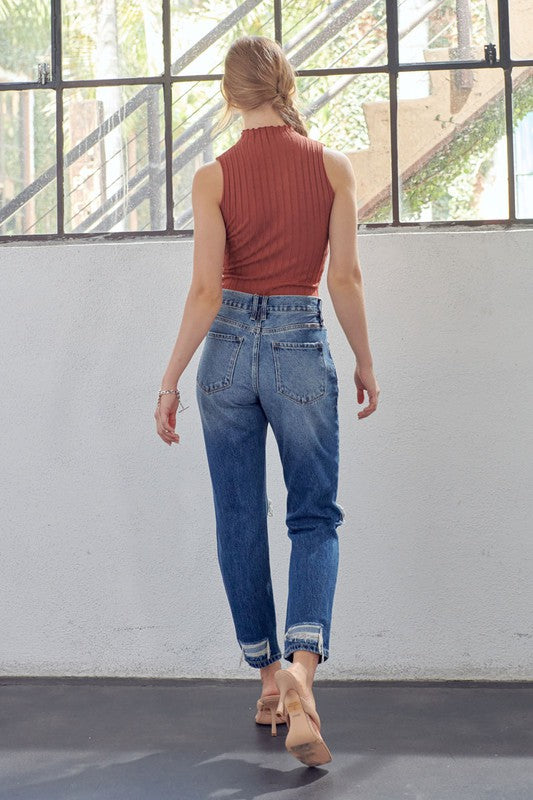 Høyt liv mom fit damejeans i mørk farge, tilbyr optimal komfort og en moderne hverdagsstil.