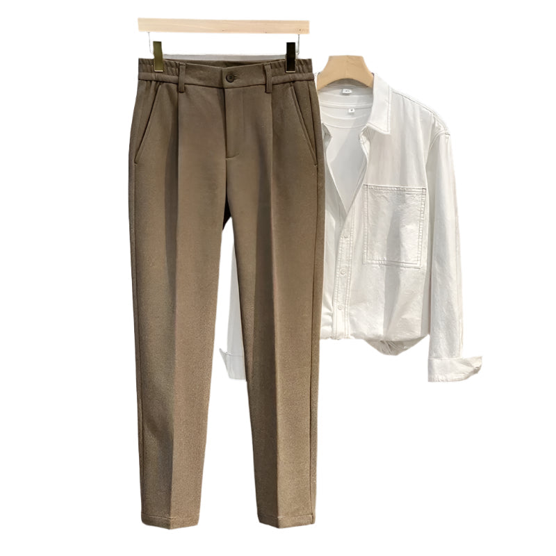 Mørke elegante herredressbukser med slank passform, perfekt for formelle anledninger og business antrekk.