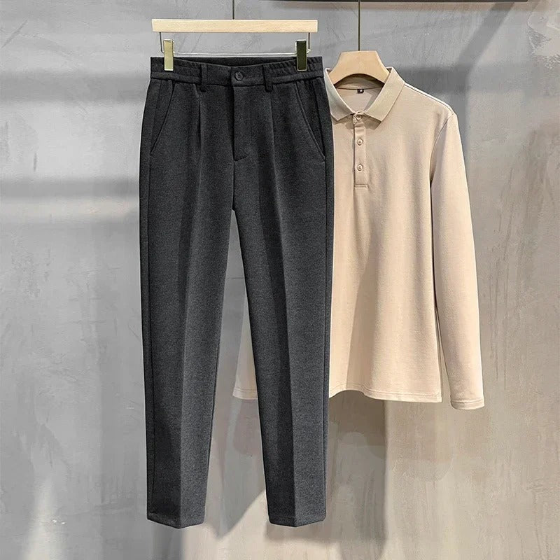 Stilrene svarte herredressbukser, elegant design med slank passform for et sofistikert uttrykk.