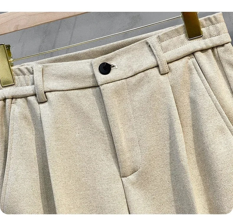 Komfortable mørke dressbukser for menn, gir et polert business antrekk og klassisk stil.