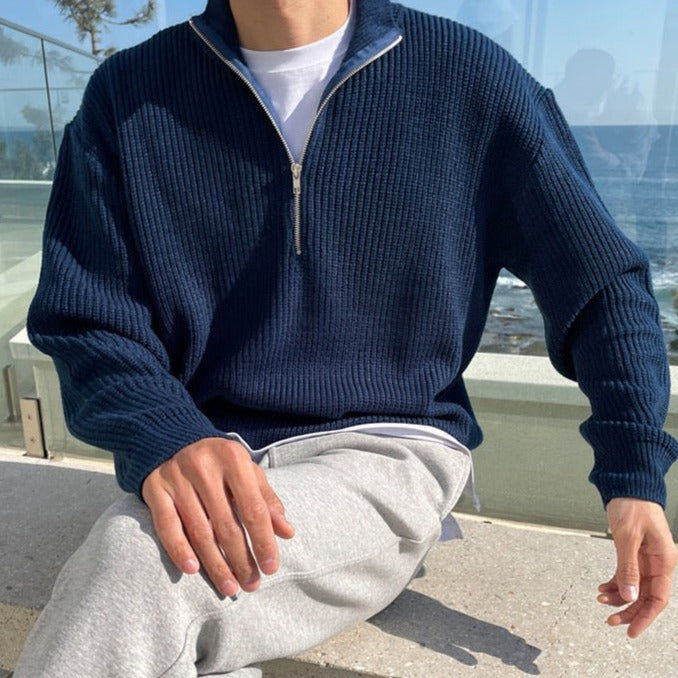 Stilig herre genser med praktisk halvglidelås. Gir en casual og sofistikert look. Perfekt for hverdag eller pent bruk.