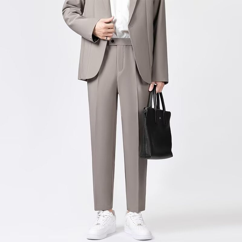 Nærbilde av svarte herre ankelbukser med slim fit; viser stofftekstur og moderne snitt.