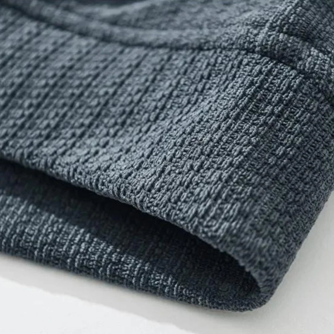 Grå teksturert herre cardigan med strikket mønster. Varm og komfortabel fritidsgenser for kjølige dager.