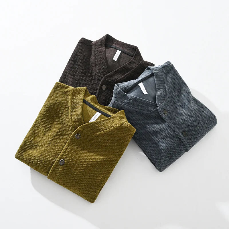 Mann iført en elegant teksturert herre cardigan. Kombinerer komfort og moderne stil for vinterklær.