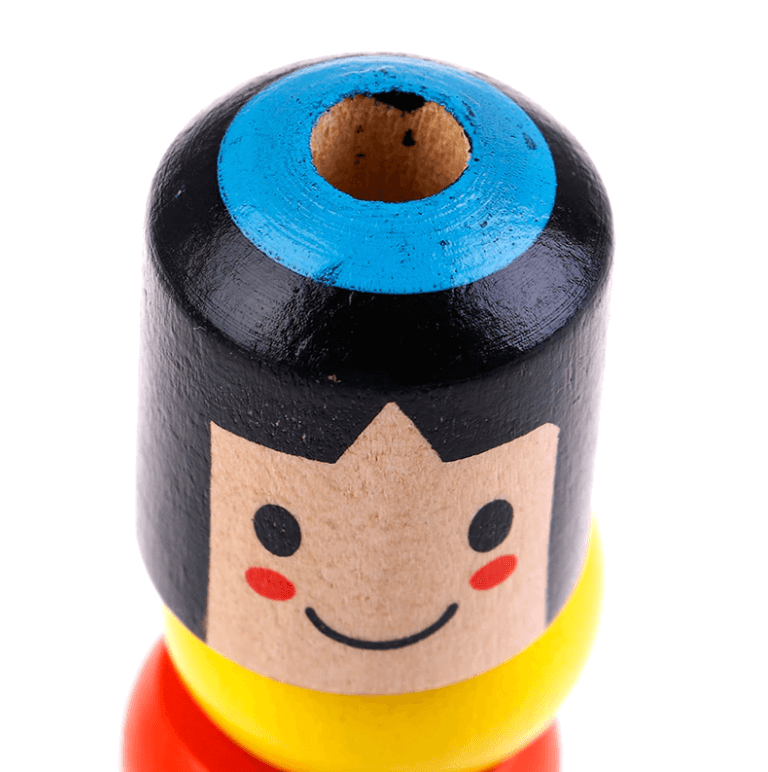 Magisk Daruma treleke på et trebord, klassisk læringsleke for barn