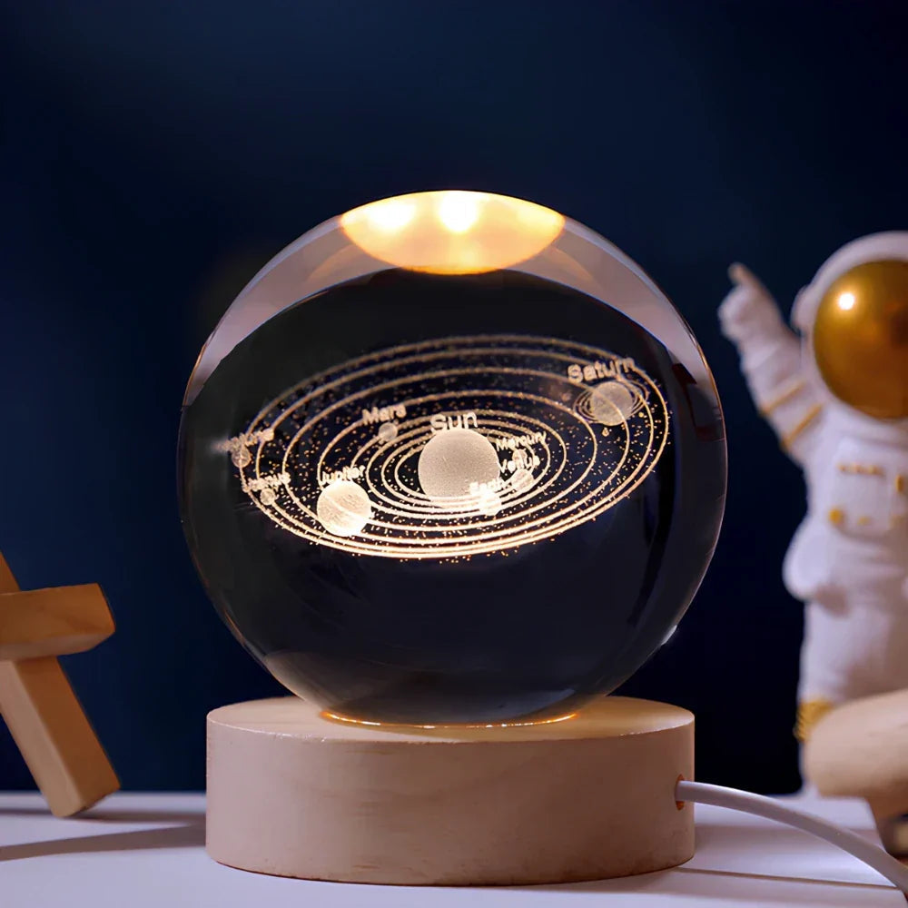 Astronomisk 3D krystallkulelampe med romtema. Unik LED-dekorasjon og stemningsfull belysning for interiør.
