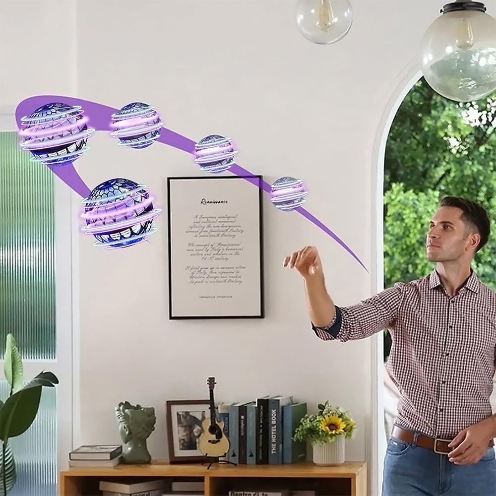 Barn leker med en glødende Magisk Boomerangball med LED i luften, ideell for utendørs moro og aktivitet.