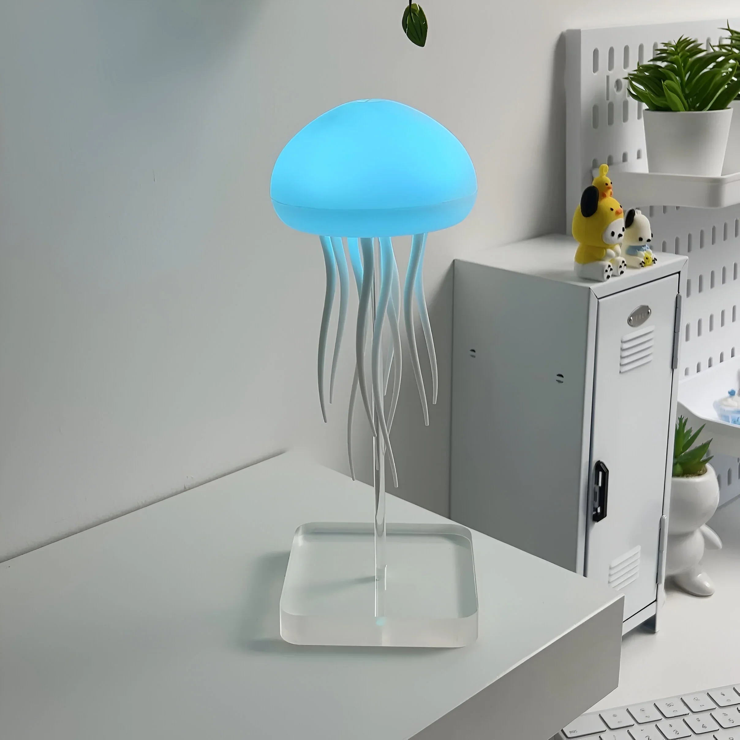 Interiør medusenlampe for en rolig atmosfære. LED-lys simulerer dansende maneter, perfekt for avslapning.
