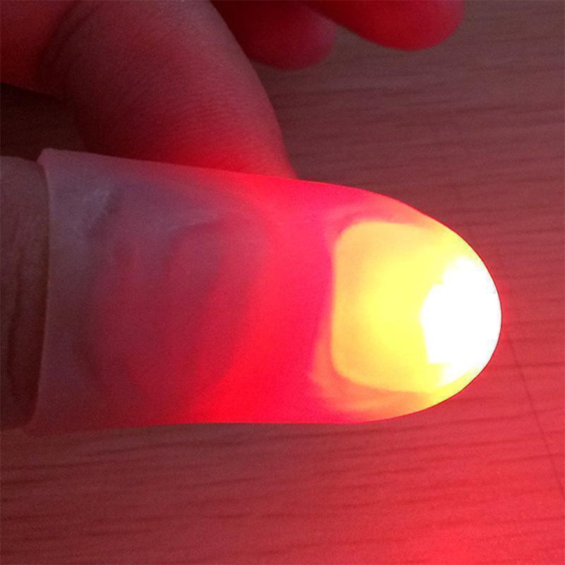 Hånd viser glødende tommelfingerlys, perfekt for å utføre magiske triks og illusjoner.