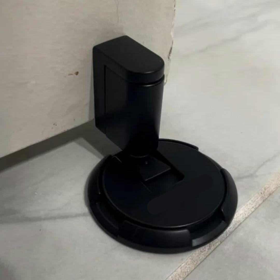 Solid magnetisk dørstopper holder døren åpen. Enkel montering uten verktøy eller boring.