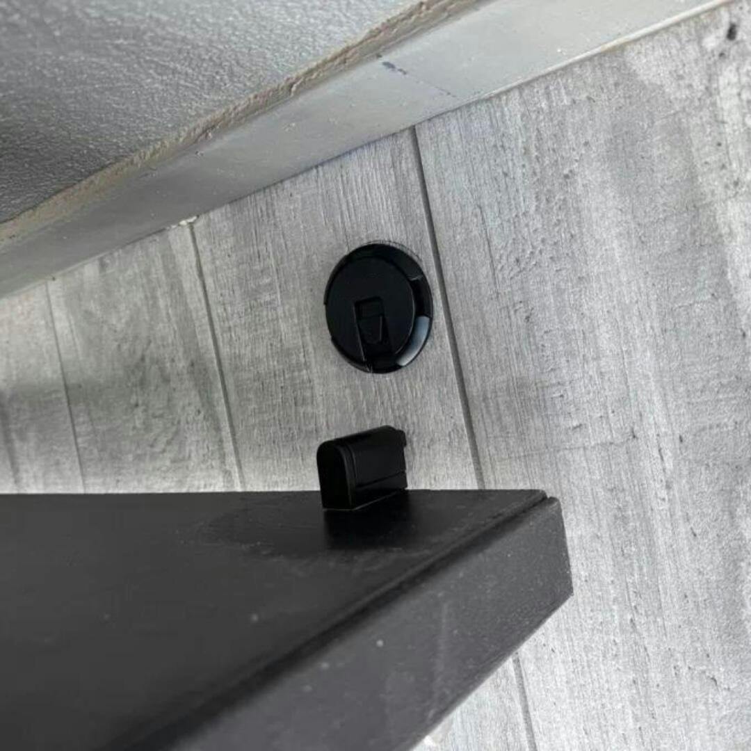 Universal magnetisk dørstopper for alle typer dører. Beskyttelse og stil uten boring.