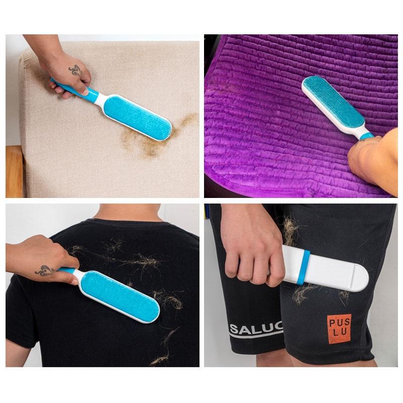 Ergonomisk dyrehårfjerner børste i hånden, klar til å fjerne kjæledyrhår fra alle overflater.