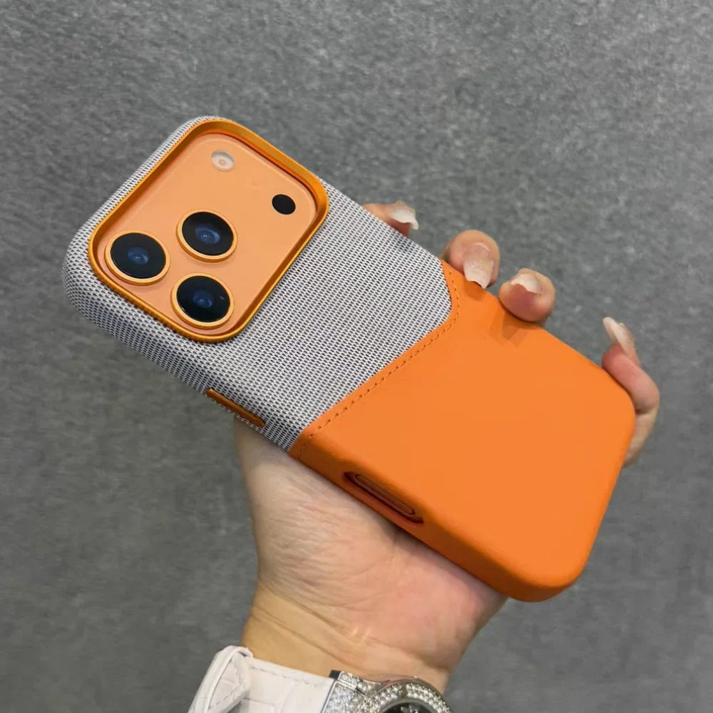 Nærbilde av magnetisk iPhone deksel som viser kortlommen med et bankkort. Praktisk hverdagsbruk.