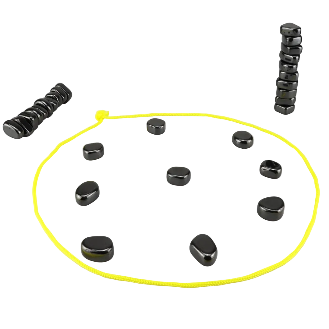 Magnetisk reisesjakksett i gul/oransje, perfekt for strategisk moro og hjernetrim på farten. Bærbart brettspill.