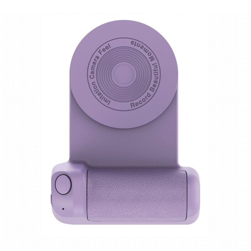 Person tar selfie med smarttelefon festet til magnetisk selfiebrakett, sikrer stabil og klar mobilfotografering.