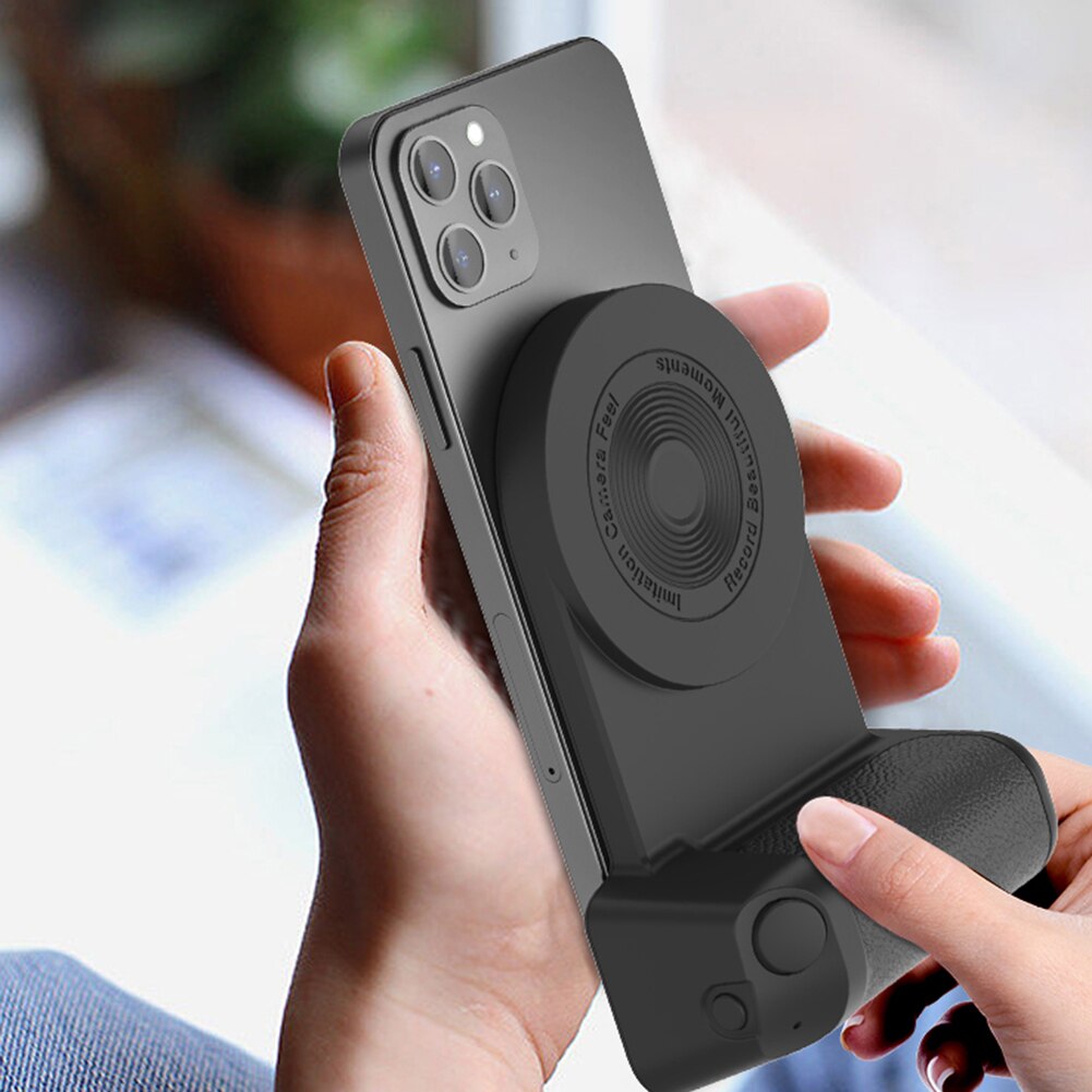 Nærbilde av magnetisk selfiebrakett som viser trådløs lading og justerbar funksjon for smarttelefon.