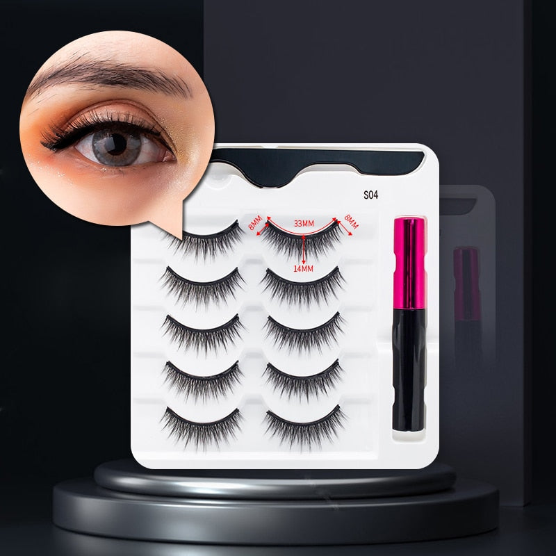 Kvinne demonstrerer enkel påføring av magnetiske vipper med flytende eyeliner.
