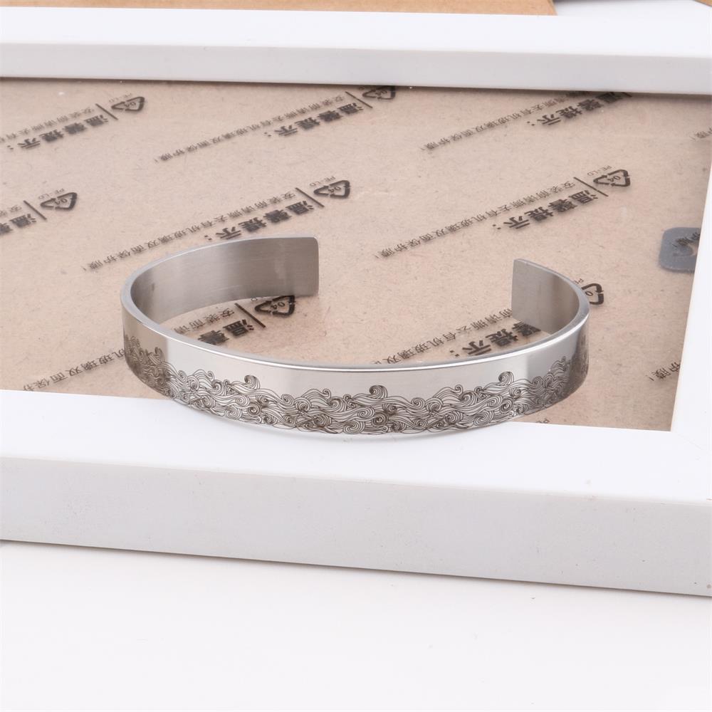 Unik gave til kone: Elegant mansjettarmbånd i rustfritt stål med kjærlighetsgravering for en spesiell anledning.