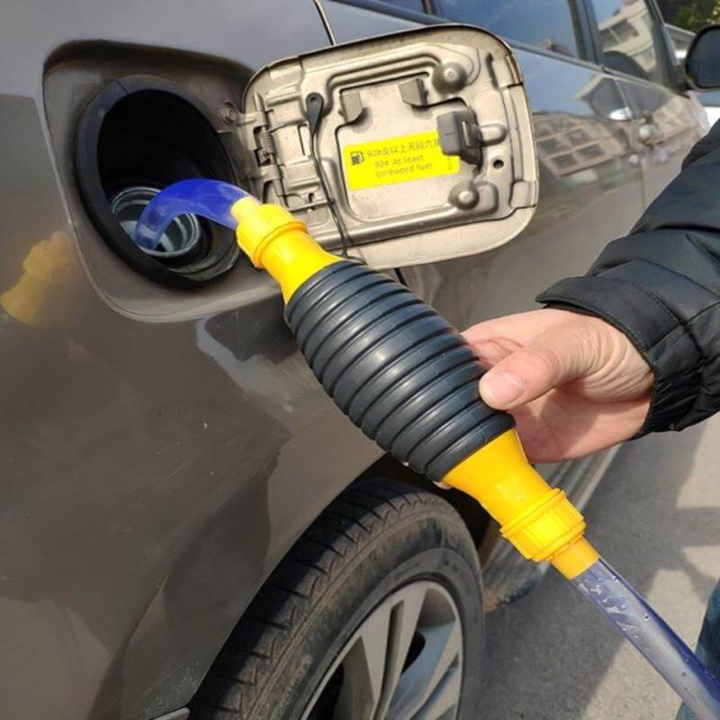 Praktisk manuell bensinpumpe for sølfri fylling. Pålitelig løsning for bil og vedlikehold av motor.