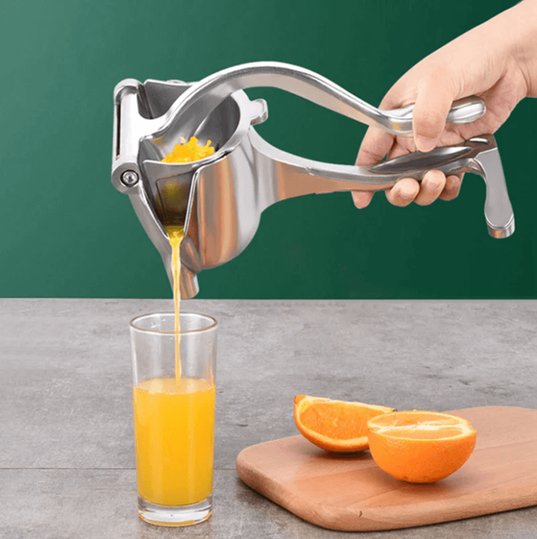 Detaljert bilde av en manuell fruktpresse, et robust kjøkkenredskap for daglig juice.