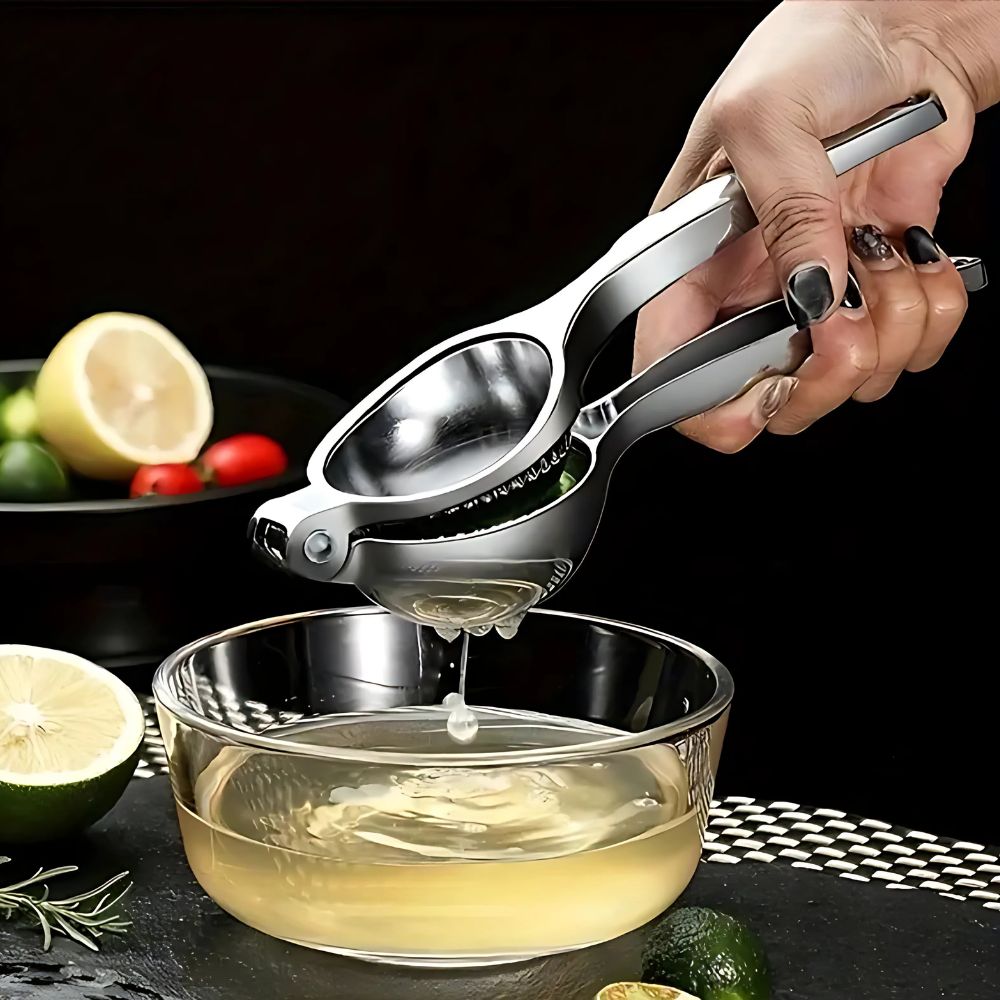 Manuell sitruspresse i rustfritt stål for fersk sitron- og limejuice. Elegant kjøkkenredskap i sølv.