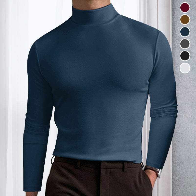 Mann i marineblå høyhalset slim fit langermet t-skjorte. Stilig fritidsplagg for menn.