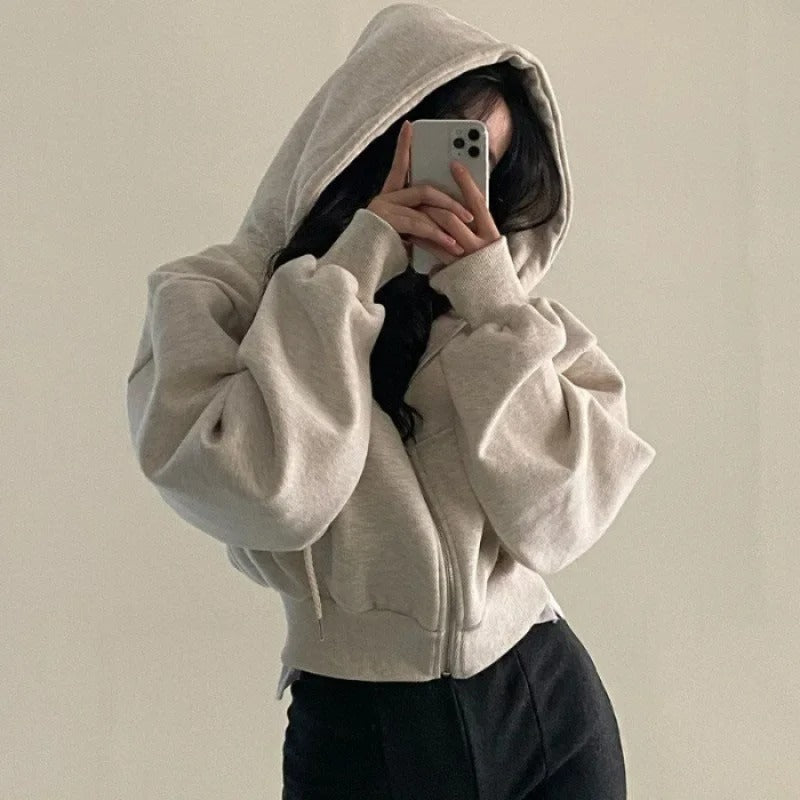 Marineblå oversized crop genser med glidelås og hette, perfekt for kjølige dager og sporty stil.