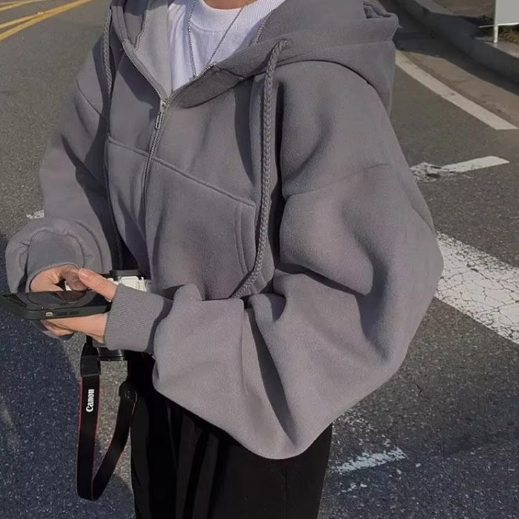 Myk og komfortabel oversized crop hettegenser i marineblå for dame, en viktig del av hverdagsmote.