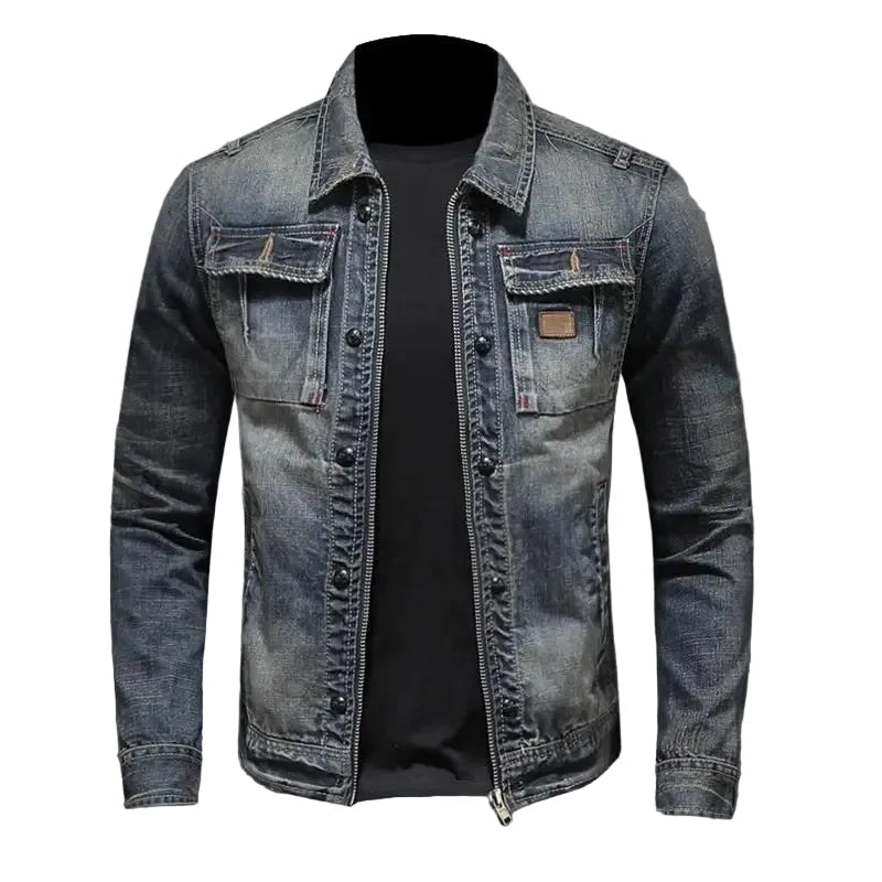 Maskulin herre spijkerjakke i denim med knapplukking. Perfekt vår- og høstjakke for en tøff hverdagsstil.