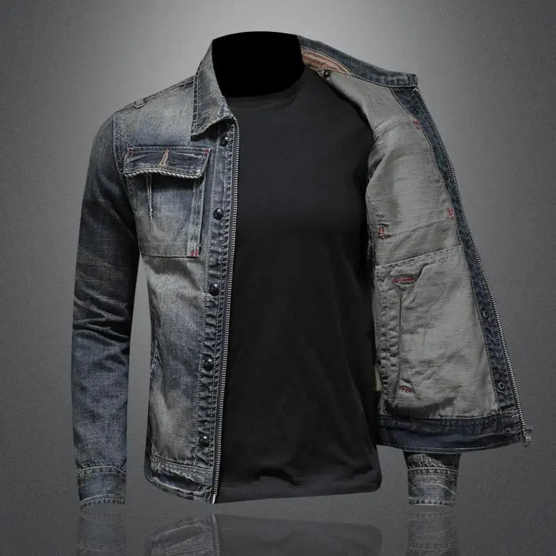 Detaljbilde av klassisk herre denimjakke. Slitesterk spijkerjakke med knapplukking for en tidløs, maskulin look.