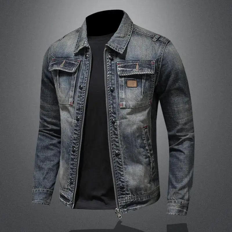 Mann modell iført tøff herre spijkerjakke med knapplukking. Klassisk denimjakke, ideell for vår og høst mote.